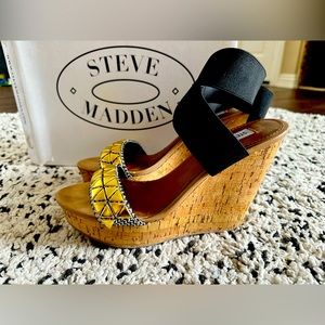 Steve Madden ROPERR-G black/ gold wedges with ankle straps